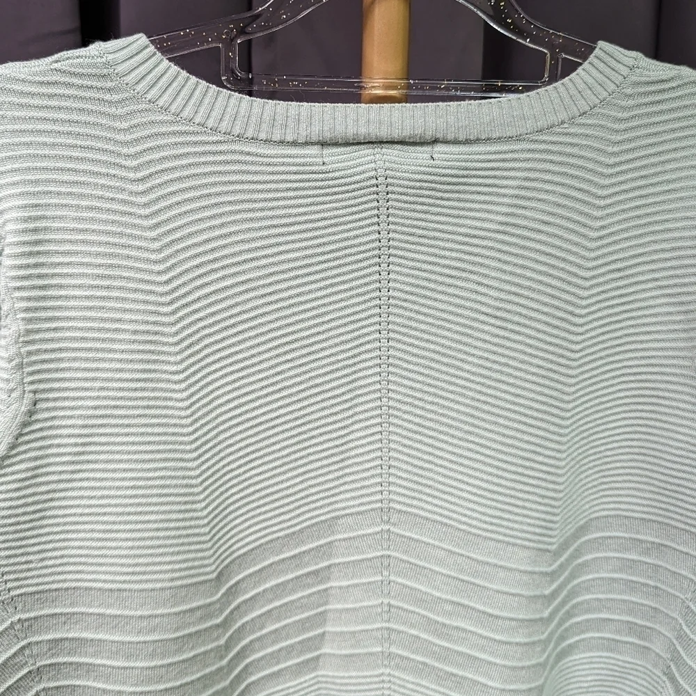 Tahari V Neck Ribbed Sweater Sz M